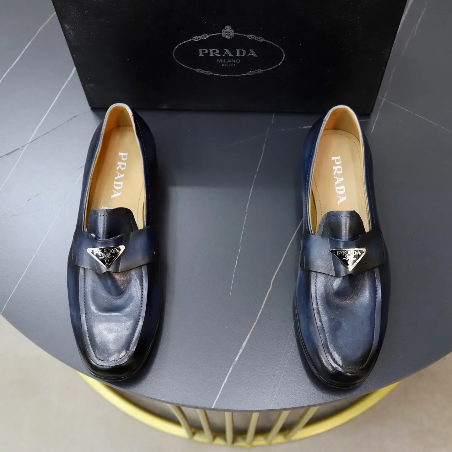 Ex-factory price: 520💰[PRADA] Prada's new casual men's shoes are launched in Hong Kong counters. Official website 1:1 production. Italian washed cowhide + water-dyed leather lining. Designed by European and American masters. Perfect shape to create counter quality, solid color rubber wear-resistant outsole and classic dazzling head! Super versatile and very comfortable. High-end without losing taste, fashionable and novel! ! Absolute focus! 3 colors available! Code number 38-45